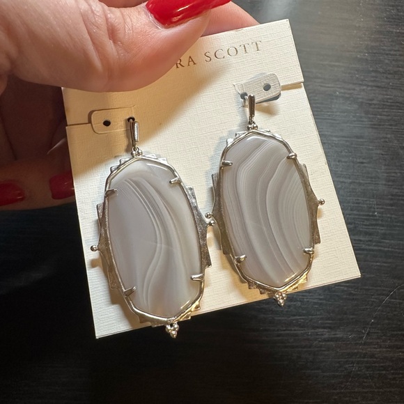 EUC Kendra Scott Baroque Ella Silver Earrings in Beautiful Gray Banded Agate - Picture 7 of 8